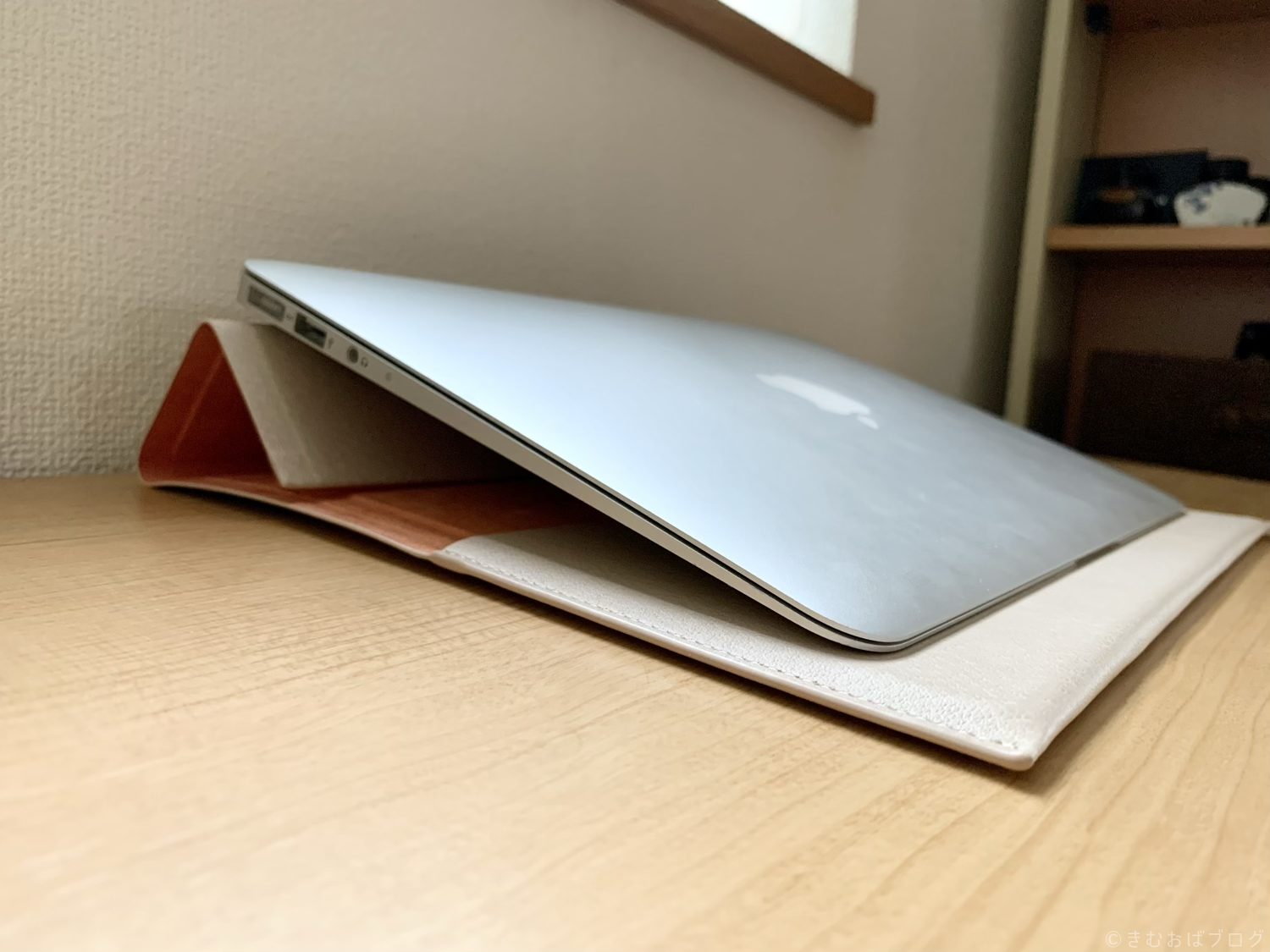 エレコム ケース MacBook Air、MacBook Pro 13インチをスタンドとして使用中