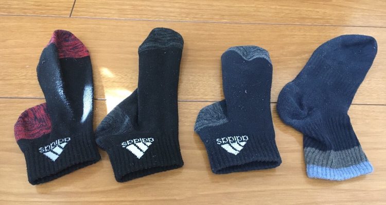 男児あるある　片方だけの靴下