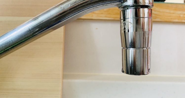 TKS田中金属製作所蛇口用マイクロバブル金具 「awawa(アワアワ)」　キッチンに取り付けたところ