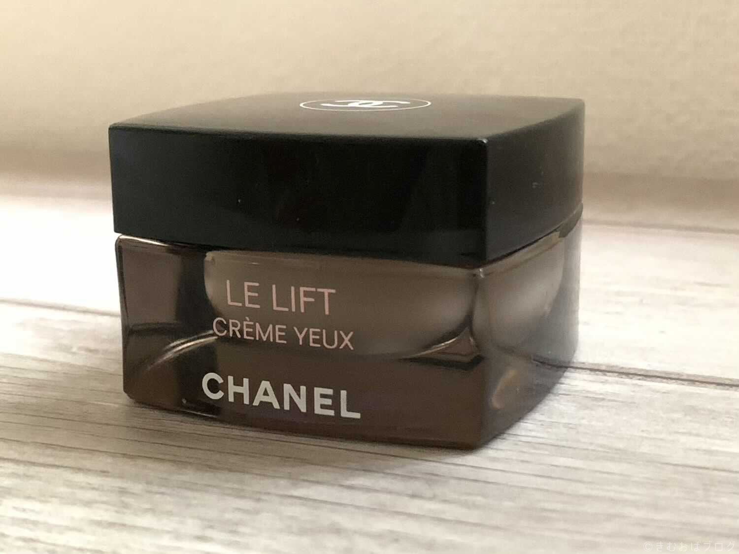 大人女性の CHANEL ルリフト クレーム ユー 目もと用クリーム 15g